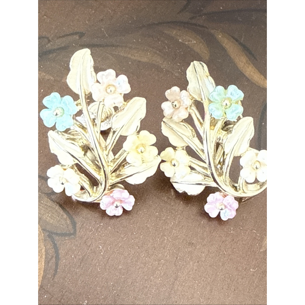 Coro Gold Tone Pink Flower White Leaves Screw Back Earrings Vintage